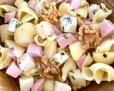 Une image de l'étape 6 de Salade de pâtes au bleu de chèvre, noix, pomme et cervelas.
