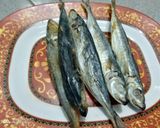Foto langkah ke 1 dari resep Sambal Tomat Ikan Asin Klotok.