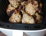 Foto del paso 4 de la receta: Muslos de pollo adobados y asados en freidora de aire con papas fritas al ajillo y salsa del adobo