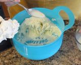 A picture of step 4 of Fluffy powdered sugar cake icing.