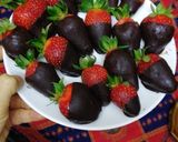صورة لخطوة 6 من وصفة فريز مغطّس بالشوكولاتة - Chocolate Strawberries