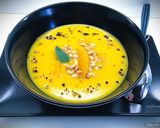 Foto del passaggio 6 della ricetta Vellutata di zucca all'arancia e zenzero, con pinoli tostati e pepe tostato e pestato
