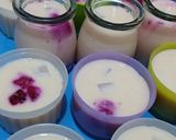 Foto langkah ke 3 dari resep Puding Stroberi dengan pewarna dari kulit buah naga.