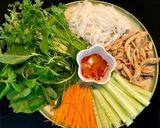 Hình bước làm 3 của món Gỏi cuốn uyên ương