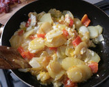 Foto del paso 4 de la receta: Patatas revueltas al salami picante