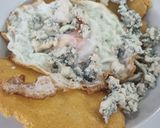 Foto del paso 3 de la receta: Tortos con cabrales, gulas y huevos fritos