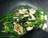 รูปขั้นตอนการทำที่ 3 ของ อกไก่ผัดดอกกุยช่าย คลีน
