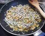Foto del paso 4 de la receta: Gulas con gambas al ajillo, almejas, tomate frito y huevo