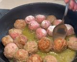 Foto del paso 4 de la receta: Albóndigas con sepia y guisantes