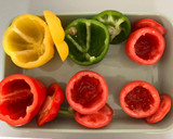 Foto del paso 1 de la receta: Pimientos y tomates rellenos de arroz en salsa de tomate al horno al estilo griego