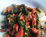 Foto langkah ke 4 dari resep Ikan Asin Peda Daun Kemangi Nikmat.