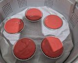 Foto langkah ke 5 dari resep Bolu Kukus Mekar Merah Putih, Tips & Trik.