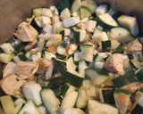 Foto del paso 4 de la receta: Guiso de pollo al curry y calabacín