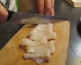 Foto del passaggio 1 della ricetta Calamari su letto di crema di piselli