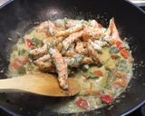 Une image de l'étape 16 de Crevettes sauvages aux poivrons, champignons et épices.