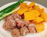 Hình bước làm 1 của món Canh chả cá bí đỏ