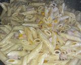 Foto del passaggio 2 della ricetta Penne prosciutto panna e mais