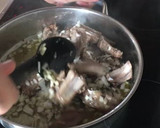 Foto del paso 4 de la receta: Cazuela de patatas, costillas y setas con su caldo