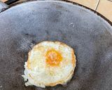Foto langkah ke 1 dari resep Telur ceplok kecap pedas.