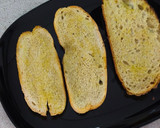 Foto del paso 2 de la receta: Tosta de pimientos con su pilpil y gulas en TMX