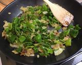 Une image de l'étape 6 de Filets de lieu noir aux oignons, poivrons et anis vert.