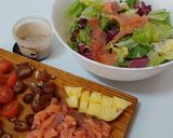 Foto del paso 3 de la receta: Ensalada tibia con salmón ahumado, dátiles, cherry y mezclum