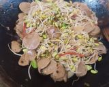 Foto langkah ke 4 dari resep Tumis tauge baso sapi petai (soybean sprout stir fry).