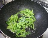 A picture of step 4 of Taiwanese Home Cooking: Stir-Fried Water Spinach and Garlic.