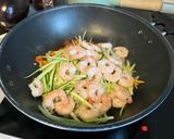 Foto del paso 4 de la receta Spaghetti de calabacín con gambas estilo asiático