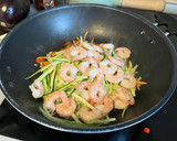 Foto del paso 4 de la receta: Spaghetti de calabacín con gambas estilo asiático