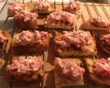 Foto del passaggio 2 della ricetta Crostini salsiccia e stracchino