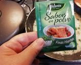 Foto del paso 4 de la receta: Trucha con salsa de finas hierbas, papa y zanahoria caramelizada