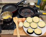 Foto del paso 1 de la receta: Pincho de berenjenas rebozadas con morcilla y plátano caramelizado