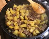 Une image de l'étape 14 de Pommes de terre au bœuf, ail fumé, shiitakes et bouillon de chevreau.