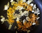 Une image de l'étape 2 de Pennes aux légumes et crevettes sautées à l'ail.
