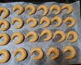 Foto langkah ke 5 dari resep Almond crescent cookies.