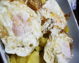 Foto del paso 4 de la receta: Huevos rotos con fuet