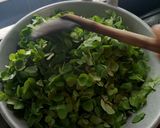 Foto langkah ke 3 dari resep Tips memasak daun semanggi.