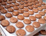 Foto langkah ke 2 dari resep Van Houten Chocolate Kismis cookies.