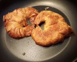 Foto del paso 1 de la receta: Cruasán con jamón serrano y queso de cabra