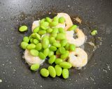 A picture of step 4 of Low-Fat Lunchbox Recipe 03: Stir-Fried Shrimp with Edamame.