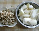 A picture of step 1 of Low-Cal Stir-fried Daikon Radish and Shirataki.