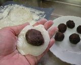 A picture of step 5 of Daifuku-mochi with Sliced Mochi.