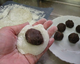 A picture of step 5 of Daifuku-mochi with Sliced Mochi.