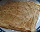A picture of step 2 of Chicken Soboro and Egg Onigiri Sandwich.