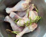 Hình bước làm 1 của món Đùi gà nướng bơ tỏiTopping gia vị rắc