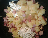 A picture of step 3 of Udon pineapple and ham.