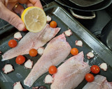 Foto del paso 2 de la receta: Lubina con cherries y pulpo