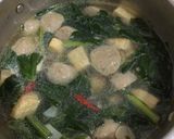 Foto langkah ke 3 dari resep Sayur Sawi Hijau Tahu dan Bakso.