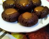 صورة لخطوة 3 من وصفة بسكويت الشوكولاتة بحشوة صوص الكراميل 😋♥️